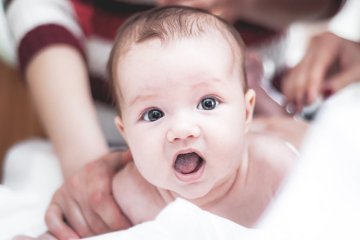 Các dấu ấn phát triển nhận thức của bé từ khi sinh ra đến 1 tuổi