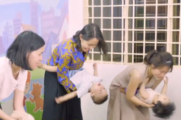 Chơi dán hình và hát tiếng Anh cùng bé