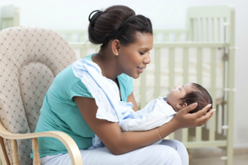 Quá trình phát triển kỹ năng giao tiếp của bé 0-6 tháng tuổi