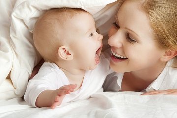 Những dấu ấn trong quá trình phát triển kỹ năng giao tiếp của bé 6-12 tháng tuổi