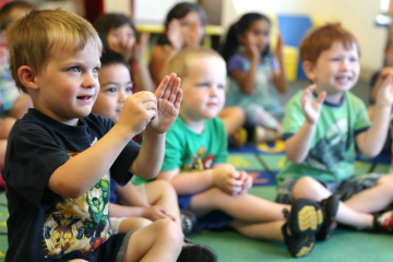 Ngôn ngữ ký hiệu: Lợi ích đối với trẻ dù con chưa biết nói