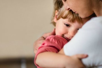 Các cột mốc phát triển ngôn ngữ và giao tiếp ở trẻ trong 5 năm đầu đời