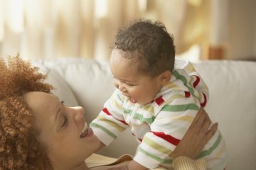 3 cách để bố mẹ hỗ trợ trẻ 3-6 tháng tuổi phát triển giao tiếp và ngôn ngữ