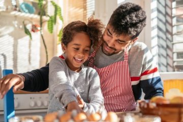 Đối với con trẻ, bố mẹ nên bao bọc hay hỗ trợ?