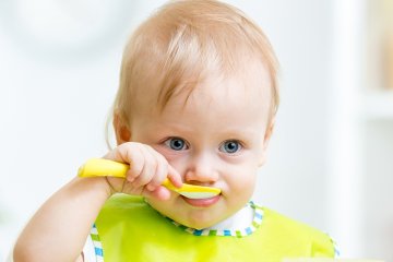 Những cột mốc phát triển vận động của bé trong một năm đầu đời