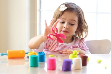 Mua đồ chơi và các loại trò chơi cho trẻ dưới 3 tuổi: Chọn loại nào mới là hợp lý?