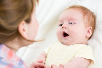 Bố mẹ nên trò chuyện thế nào để giúp trẻ phát triển kỹ năng giao tiếp?