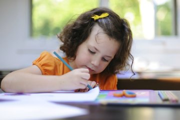 Tại sao trẻ cần tập kỹ năng viết chữ, và trẻ viết tay trái có sao không?