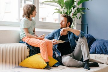 8 lưu ý giúp bố mẹ chia sẻ những vấn đề nhạy cảm với trẻ dễ dàng hơn