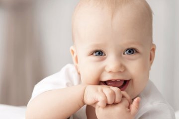 “Bài tập” giúp bé 0-3 tháng tuổi phát triển khả năng theo dõi trực quan