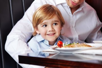 Thời điểm trẻ có thể ăn cá và các lưu ý khi thêm cá vào chế độ ăn của trẻ