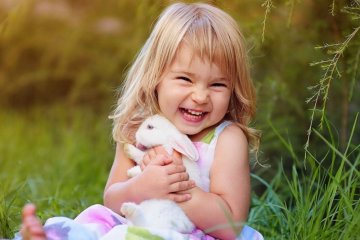 Những cách đơn giản mà hiệu quả để bố mẹ dạy trẻ sống tích cực