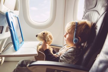8 mẹo nhỏ giúp bố mẹ và trẻ thoải mái hơn trong những chuyến bay dài