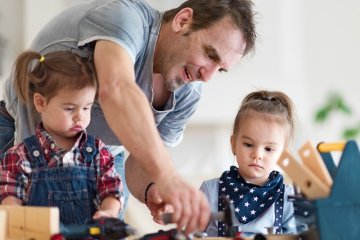 Giao tiếp phi ngôn ngữ với trẻ: Cách dùng ngôn ngữ cơ thể và tông giọng