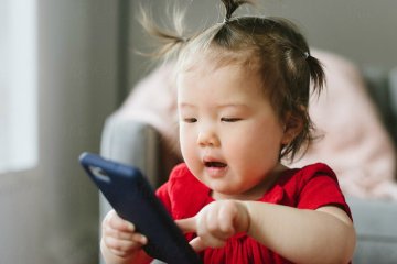 Đồ chơi công nghệ: Lợi hay hại cho sự phát triển ngôn ngữ của trẻ?