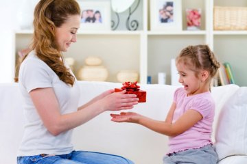 Khích lệ và tặng phần thưởng cho trẻ: Làm sao cho đúng?