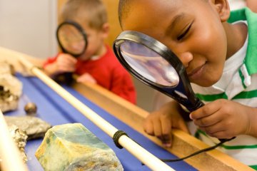 5 cách nuôi dưỡng tình yêu khoa học ở trẻ nhỏ