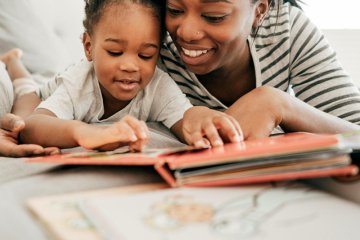 7 điều trẻ học được qua những lần nghe bố mẹ đọc sách