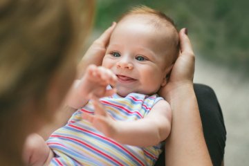 Nhận thức của bé 2 tháng tuổi và những dấu ấn phát triển bố mẹ cần biết!