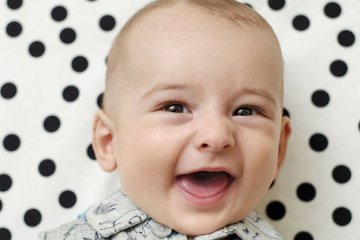 Nhận thức của bé 4 tháng tuổi và những dấu ấn phát triển bố mẹ cần biết!