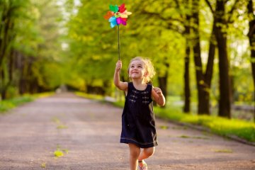 Trẻ vui chơi ngoài trời nhiều thì lớn lên sẽ hạnh phúc hơn?