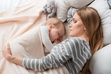 Việc ngủ cùng trẻ ảnh hưởng đến sức khỏe của người mẹ như thế nào?