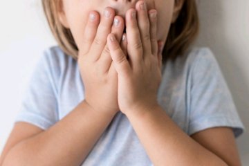 Trẻ nói lắp: Nguyên nhân, biểu hiện và cách khắc phục