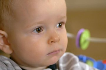 Trẻ tự kỷ và những điều cơ bản bố mẹ cần biết và lưu ý