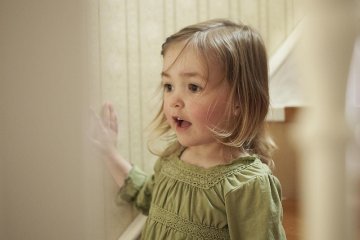 Trẻ bị rối loạn giao tiếp: Bố mẹ nên làm gì?