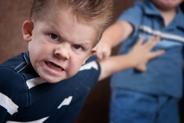 Bố mẹ nên làm gì khi trẻ có hành vi hung hăng?