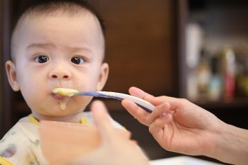 Chế độ ăn không gluten, không sữa có giúp cải thiện bệnh tự kỷ ở trẻ?