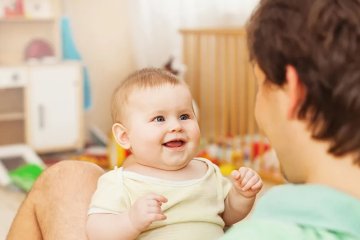 Trẻ tập nói như thế nào và bố mẹ có thể hỗ trợ trẻ ra sao?