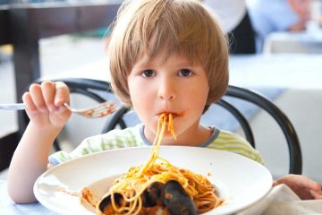 Tuyệt chiêu để bố mẹ giúp trẻ bỏ thói quen ăn mặn