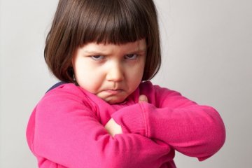 Trẻ hay cáu giận: Bố mẹ nên làm gì?