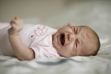 Trẻ hay giật mình, bố mẹ phải làm sao?