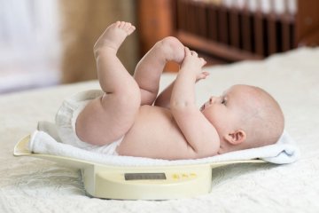 Tại sao trẻ sơ sinh chậm tăng cân và bố mẹ nên làm thế nào?