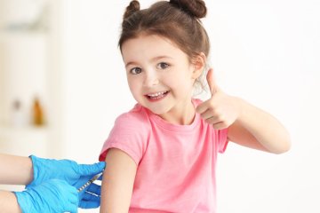 Có nên hoãn việc tiêm chủng cho bé trong mùa dịch Covid-19