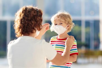 Trò chuyện đúng cách với trẻ về COVID-19: Những điều bố mẹ nên biết