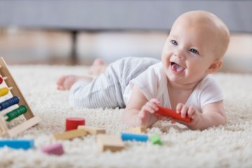 Trẻ 10 tháng tuổi biết làm gì? - Trẻ biết nhiều hơn bố mẹ nghĩ