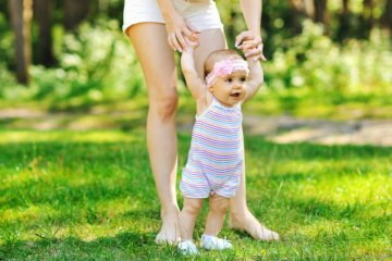 Trẻ 9 tháng tuổi biết làm gì và bố mẹ nên dạy con ra sao?