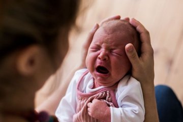 Trẻ sơ sinh hay khóc đêm: Phân biệt dấu hiệu bất thường?