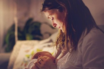 Bú đêm có giúp bé tăng cân hay không? 