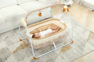 Trẻ sơ sinh nằm nôi điện có tốt không?