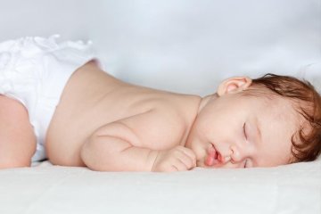 Bé ngủ nằm sấp có an toàn hay không? Bố mẹ nên làm gì khi bé nằm sấp