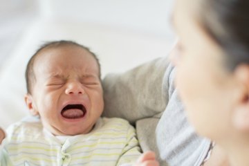 Trẻ sơ sinh lười bú: Mẹ phải làm sao đây?