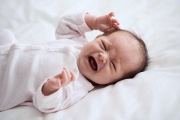 Trẻ ngủ giật mình liên tục - có đáng lo hay không?