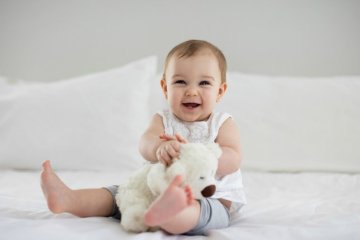 Trẻ mấy tháng biết ngồi? Giải đáp những thắc mắc dành cho bố mẹ