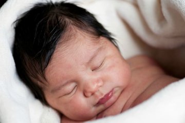 Trẻ sơ sinh ra mồ hôi trộm: Bố mẹ phải làm sao?