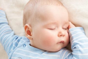 Trẻ sơ sinh ngủ ngày cày đêm và những điều bố mẹ nên làm