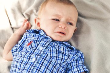 Trẻ sơ sinh hay nôn trớ có phải là dấu hiệu trẻ đang ốm?